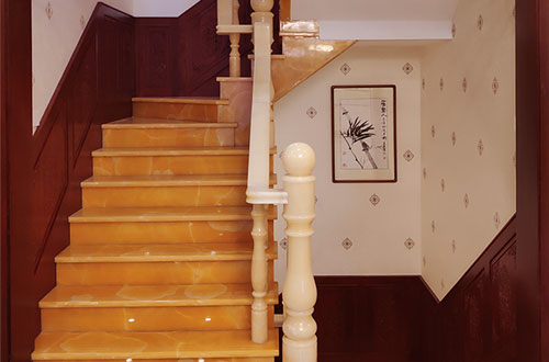 凤冈中式别墅室内汉白玉石楼梯的定制安装装饰效果